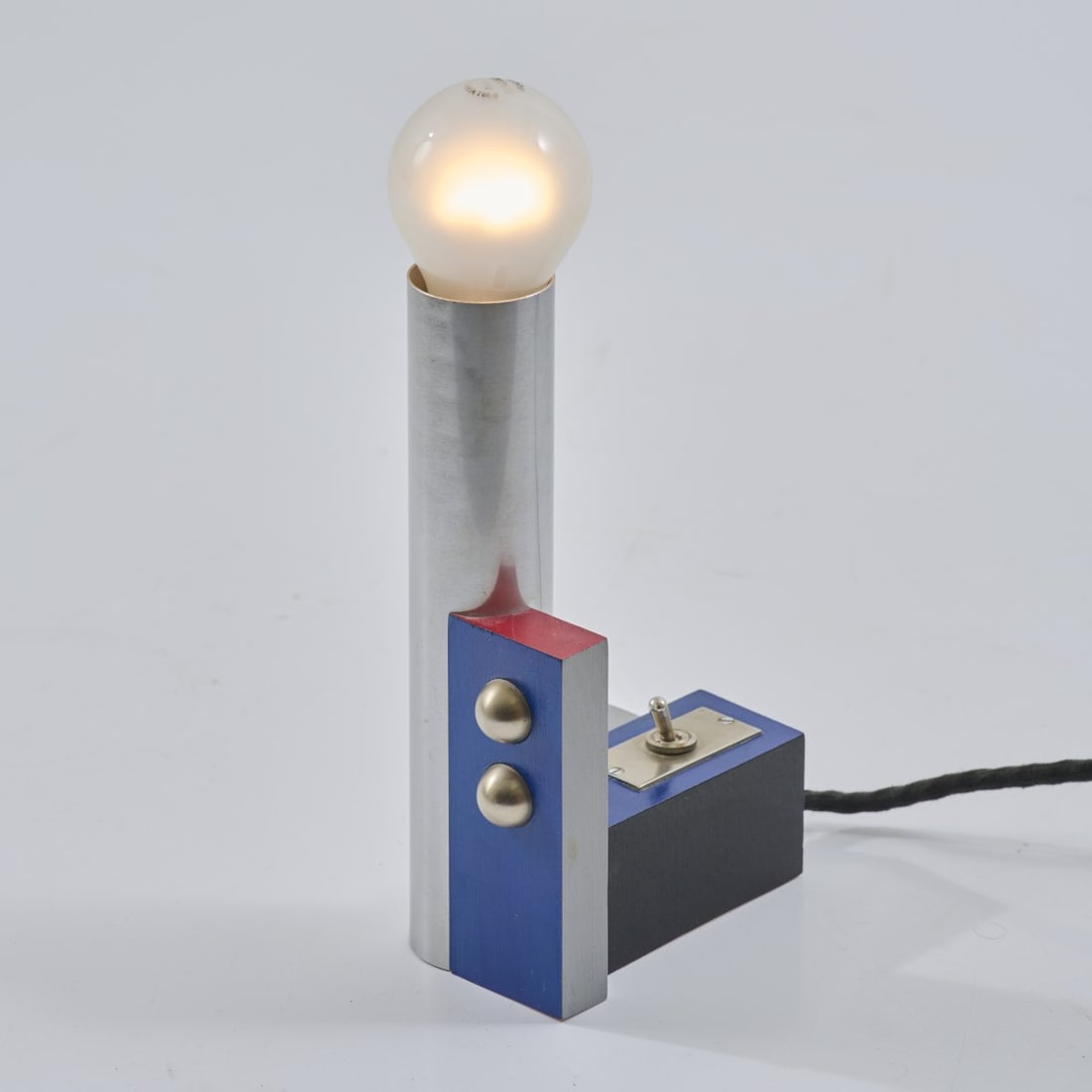 Vilmos Huszár, Table light 'DS 23', 1920 (design): <p>H. 28 cm. <br />Tecnolumen, Bremen. <br />Anodized aluminum tube, polychrome painted wood. <br />Marked: Manufacturer's sticker and manufacturer's plaque 96. </p><h