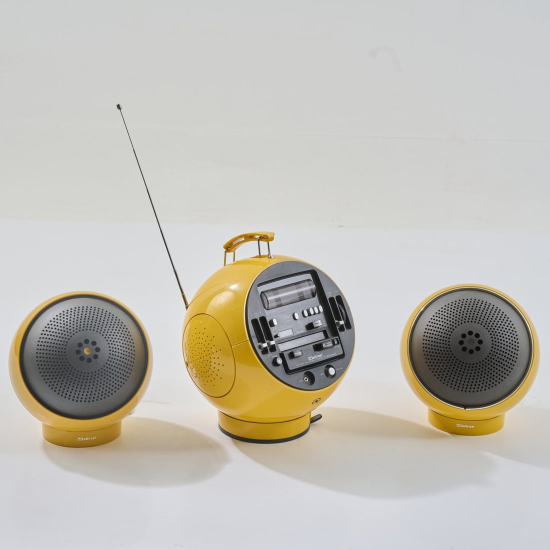 Weltron, Japan, Stereo cassette recorder '2004' with two speakers '2003', 1970 (design): <p>H. 31 cm, &Oslash; 28 cm; H. 24 cm, &Oslash; 22 cm. <br />Yellow and black plastic, metal, black rubber. <br />Marked: Manufacturer's sticker and plaque.</p><hr&g