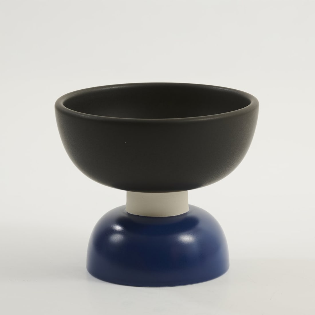 Ettore Sottsass , Footed bowl 'Alzata Piccola' - '544', 1958 (design): <p>H. 18 cm, &Oslash; 21 cm. <br />Bitossi, Montelupo. <br />Earthenware, glazed in black, white and blue. <br />Marked: Sottsass Bitossi Montelupo (handwritten,