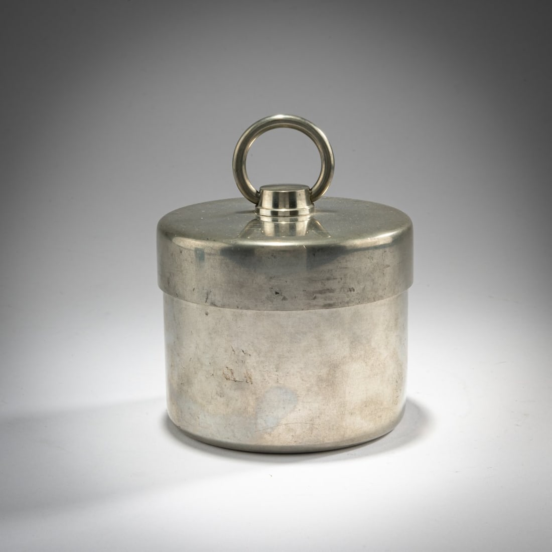 Bertel Gardberg, Jar, 1950s: <p>H. 10.5 cm, &Oslash; 11 cm. <br />Gardberg Oy, Helsinki. <br />Britannia pewter. <br />Marked: H/oy GARDBERG, MADE IN FINLAND, BRITANNIA Sn/910.</p>