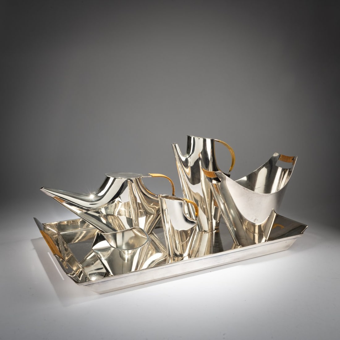 Lino Sabattini, Six-piece coffee and tea service 'Como', 1957: <p>Coffee pot, teapot, creamer, sugar bowl, table bucket; tray. <br />H. 7-21.6 cm; 49 x 30.5 cm. <br />Christofle, Paris. <br />Silver-plated brass. <br />Marked: Rooste