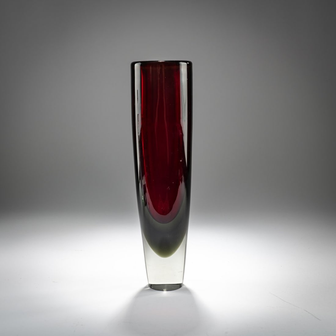 Kaj Franck, Tall vase, 1960: <p>H. 34 cm. <br />Nuutaj&auml;rvi Notsj&ouml;. <br />Overlaid glass, clear and dark red. <br />Marked: Kaj Franck Nuutaj&auml;rvi Notsj&ouml; - 60 (engraved).