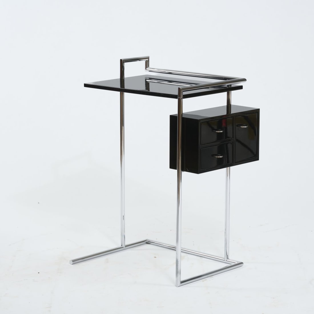 Eileen Gray, Side table 'Petite Coiffeuse', 1927 (design) (1 of 5)