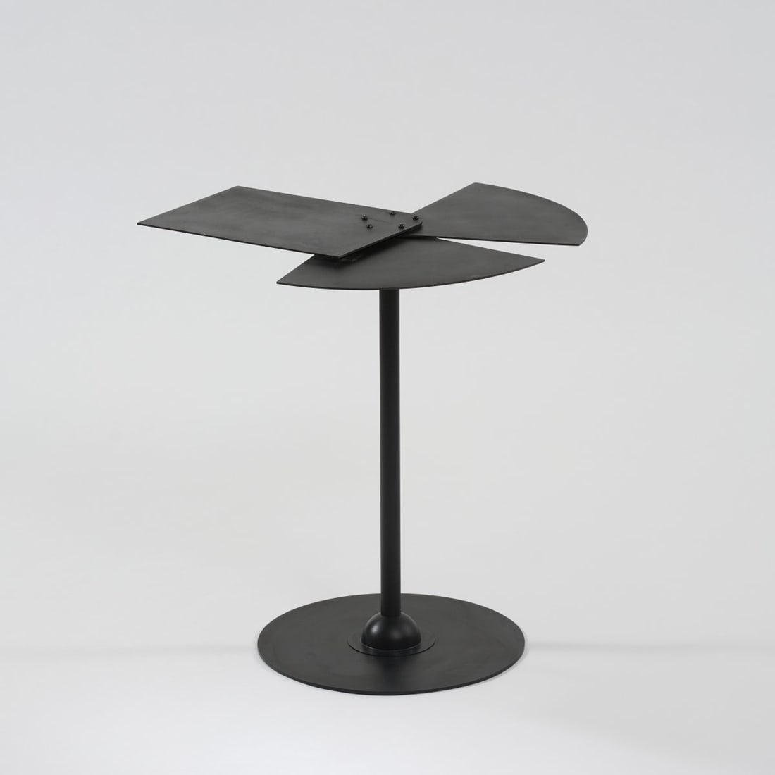 Pierre Chareau, Side table 'Fan', 1930 (design): <p>H. 66 cm, &Oslash; 61 cm. <br />Ecart International, Paris, 1990s/2000s. <br />Tubular steel, blackened sheet steel.</p>