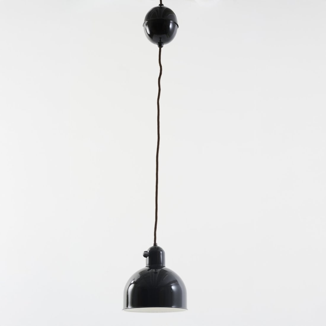 Christian Dell, Adjustable pendant light '6596', c. 1930: <p>H. 155 cm, &Oslash; 18.5 cm. <br />Kaiser &amp; Co., Neheim-H&uuml;sten. <br />Black enameled sheet metal, black Bakelite, textile cable. <br />Marked: ORIGINAL