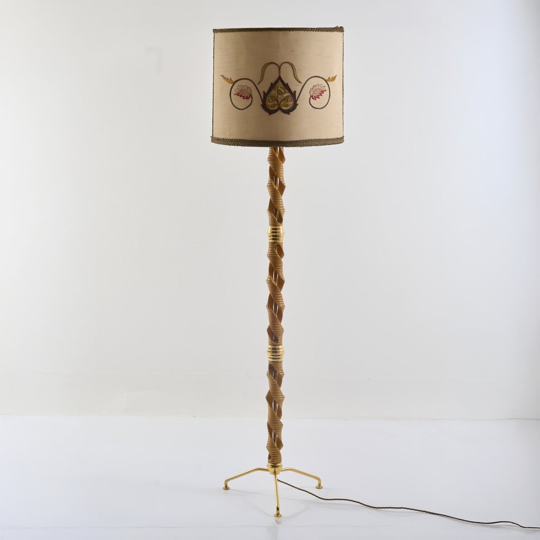 Pier Luigi Colli (ATTR.), Floor lamp, 1940s/50s: <p>H. 182.5 cm, &Oslash; 51 cm. <br />Pier Luigi Colli, Turin (ATTR.). <br />Elm wood, turned, brass sheet, beige fabric shade with floral embroidery and gold-colored