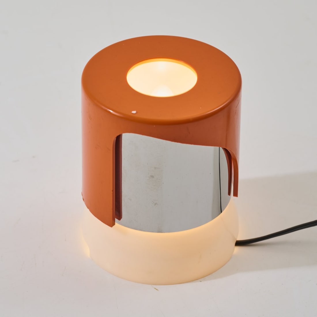 Joe Colombo, Table light 'KD-24', 1964: <p>H. 14.5 cm, &Oslash; 11,5 cm. <br />Kartell, Noviglio. <br />White and orange plastic, sheet metal, chrome-plated.