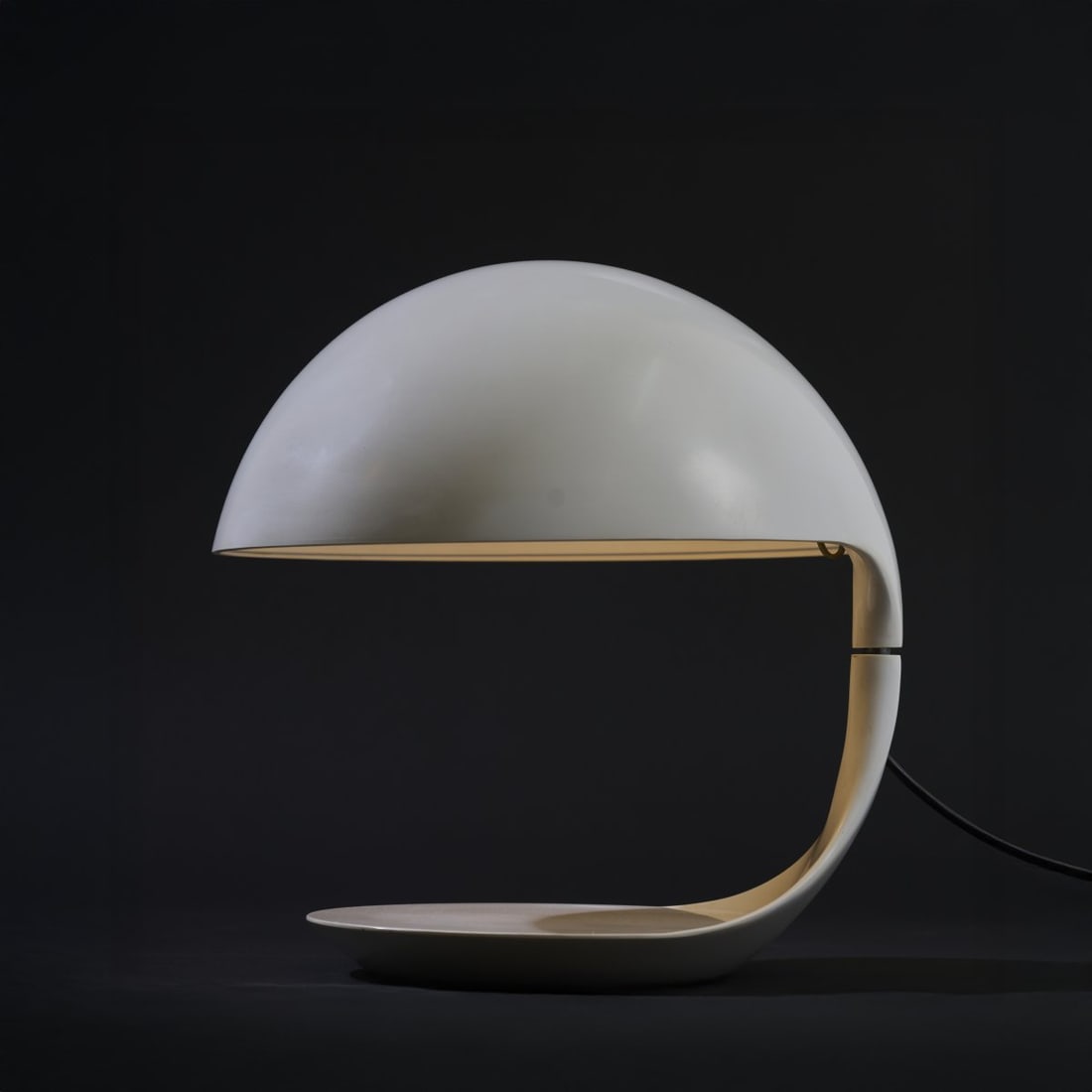 Elio Martinelli, 'Cobra' table light, 1968: <p>H. 39.5 cm, &Oslash; 40 cm. <br />Martinelli Luce, Lucca. <br />White plastic, metal, aluminum. <br />Marked: Manufacturer's mark.