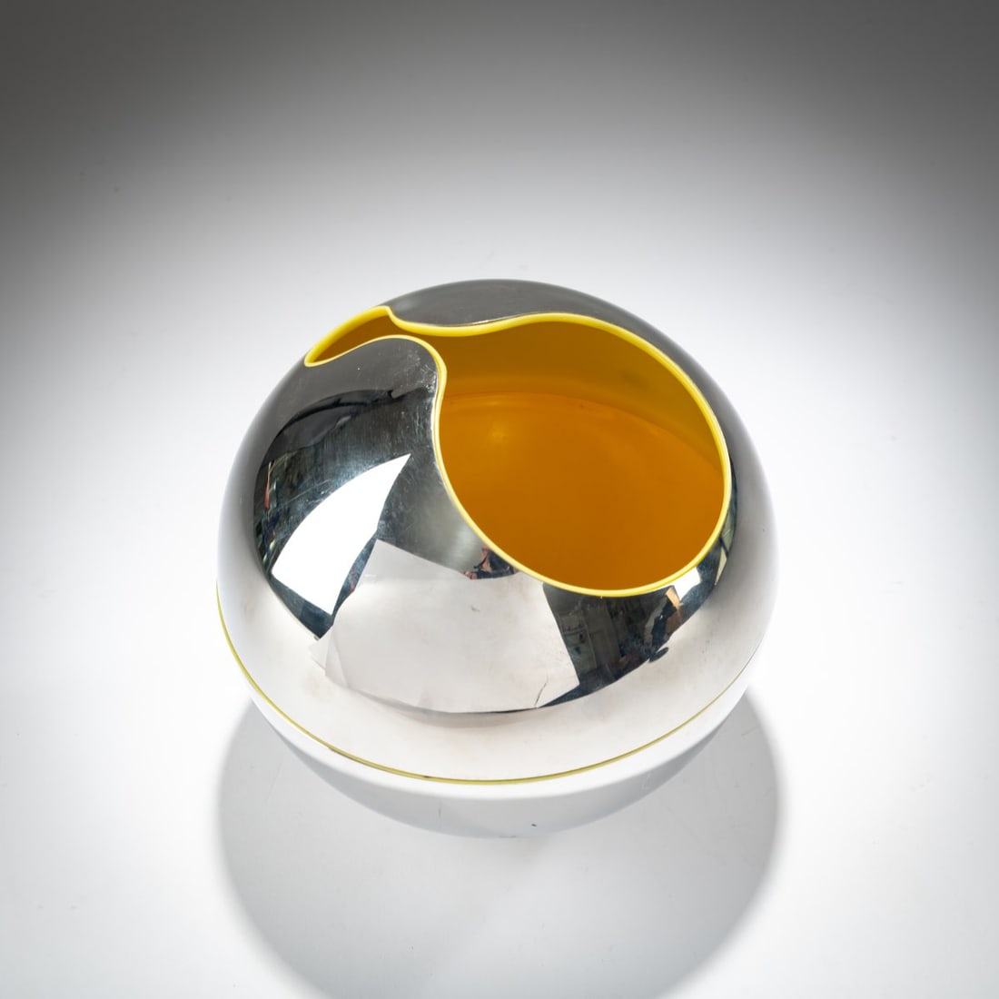 Gio Pomodoro, Vase object 'Guscio N. 1', 1972: <p>H. 18 cm. <br />Alessi, Crusinallo. <br />Stainless steel sheet, plastic, yellow. <br />Marked: ALESSI D'APR&Egrave;S Gio Pomodoro