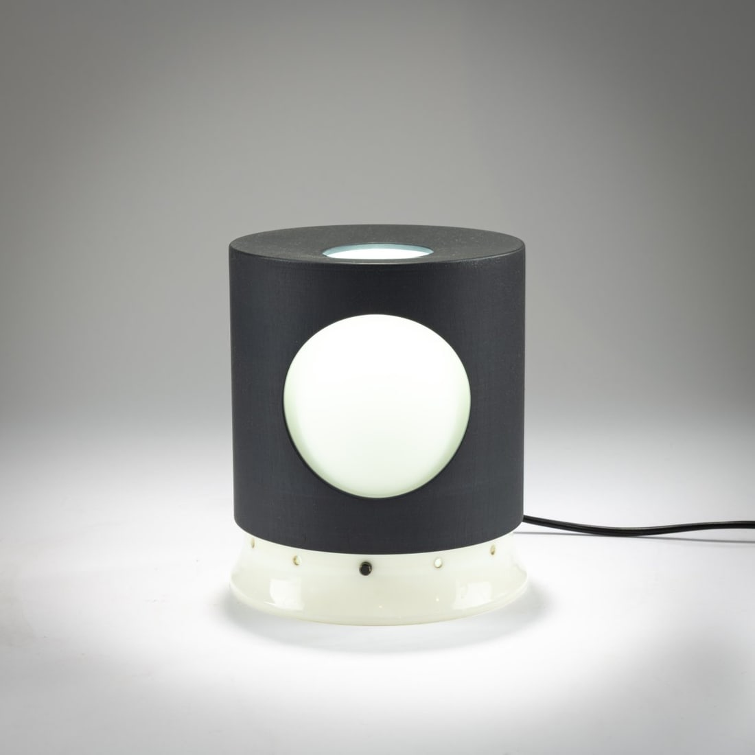 Joe Colombo, Table light 'KD 8' - '4008/5', 1964: <p>H.15 cm, &Oslash; 13 cm. <br />Kartell, Noviglio. <br />Ebanil, black, plastic, white. </p><hr><p>Literature:</p><p>Kries/Favata, Joe Colombo, We