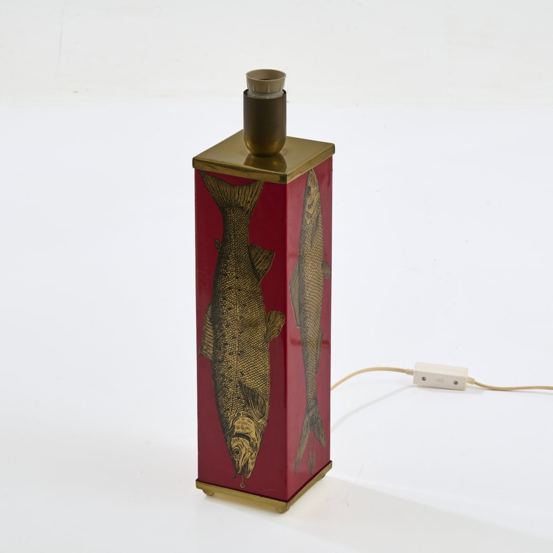 Piero Fornasetti, Table/floor lamp 'Pesce', c. 1955: <p>H. 35.7 x 10 x 10 cm. <br />Fornasetti, Milan. <br />Sheet metal, red print with gold, brass sheet. <br />Marked: Manufacturer's label. </p><hr><p>Literatu