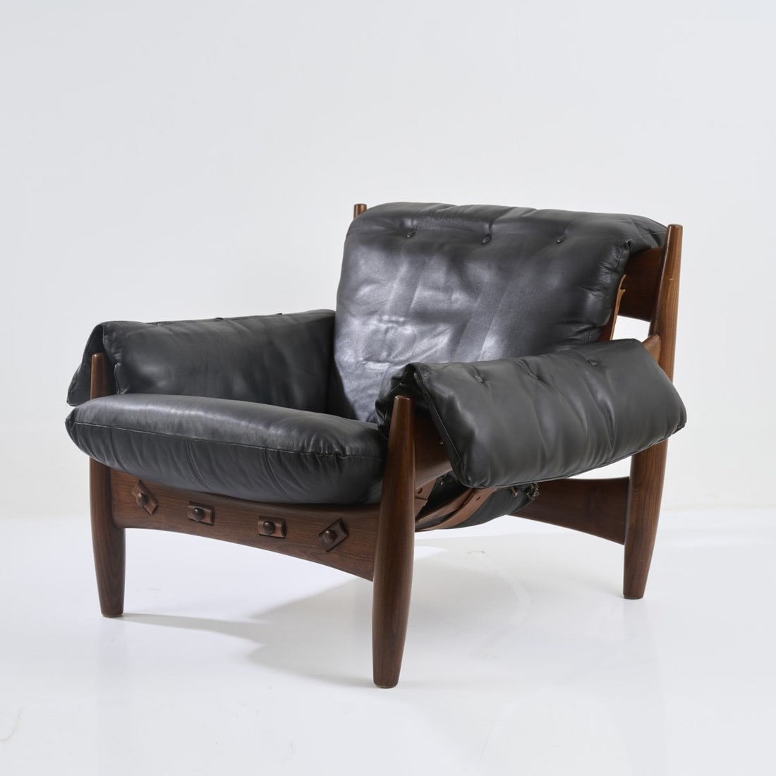 Sergio Rodrigues , Armchair 'Sheriff', 1961 (design): <p>H. 71 x 98 x 106 cm. <br />Isa, Bergamo, presumably 1960s/70s. <br />Mahogany, leather, black and brown.</p><hr><p>Literature:</p><p>Dal Fabbro,