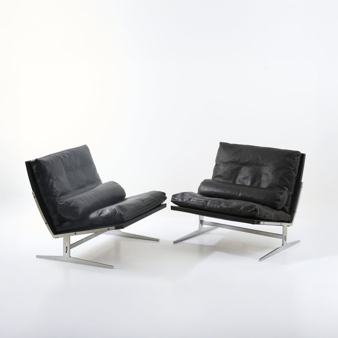 Preben Fabricius; Jørgen Kastholm, Two easy chairs 'BO 561', 1963: <p>H. 66 x 75 x 70 cm.<br />Made by Bo-Ex, Bronshoj. <br />Strip steel, matt chrome-plated, wooden seat and backrest, black