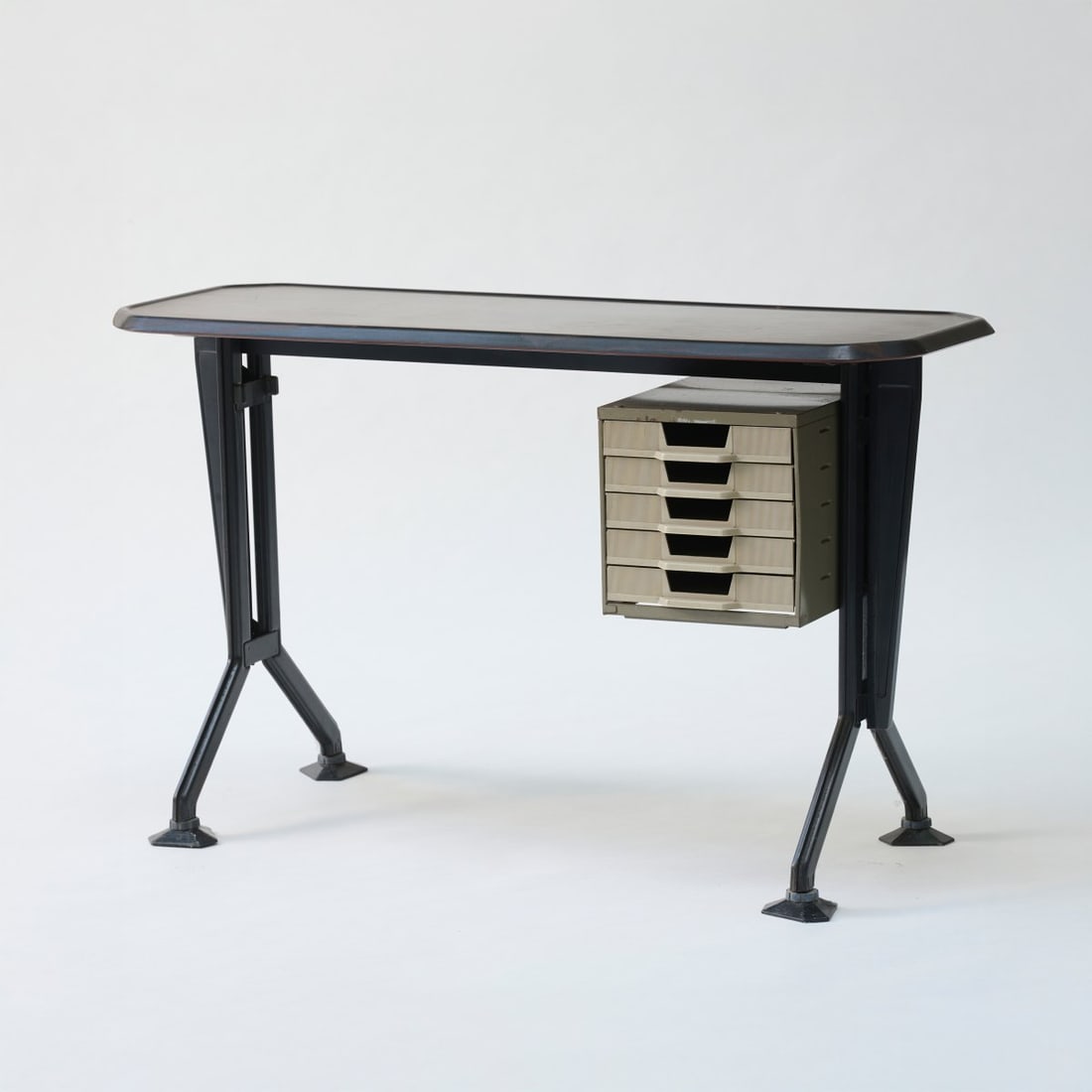 Studio B.B.P.R.; G.L. Banfi; L. Barbiano di Belgiojoso; E. Peressutti; E.N. Rogers, Typewriter table (1 of 5)