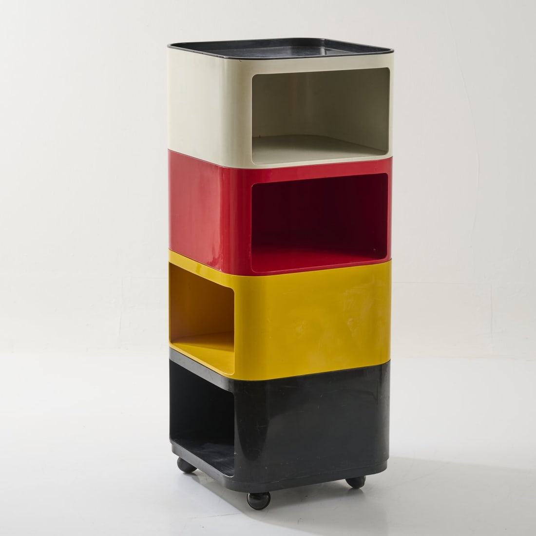 Anna Castelli Ferrieri , Stacking container '4970' and laundry container '4984', 1969/1970 (1 of 13)