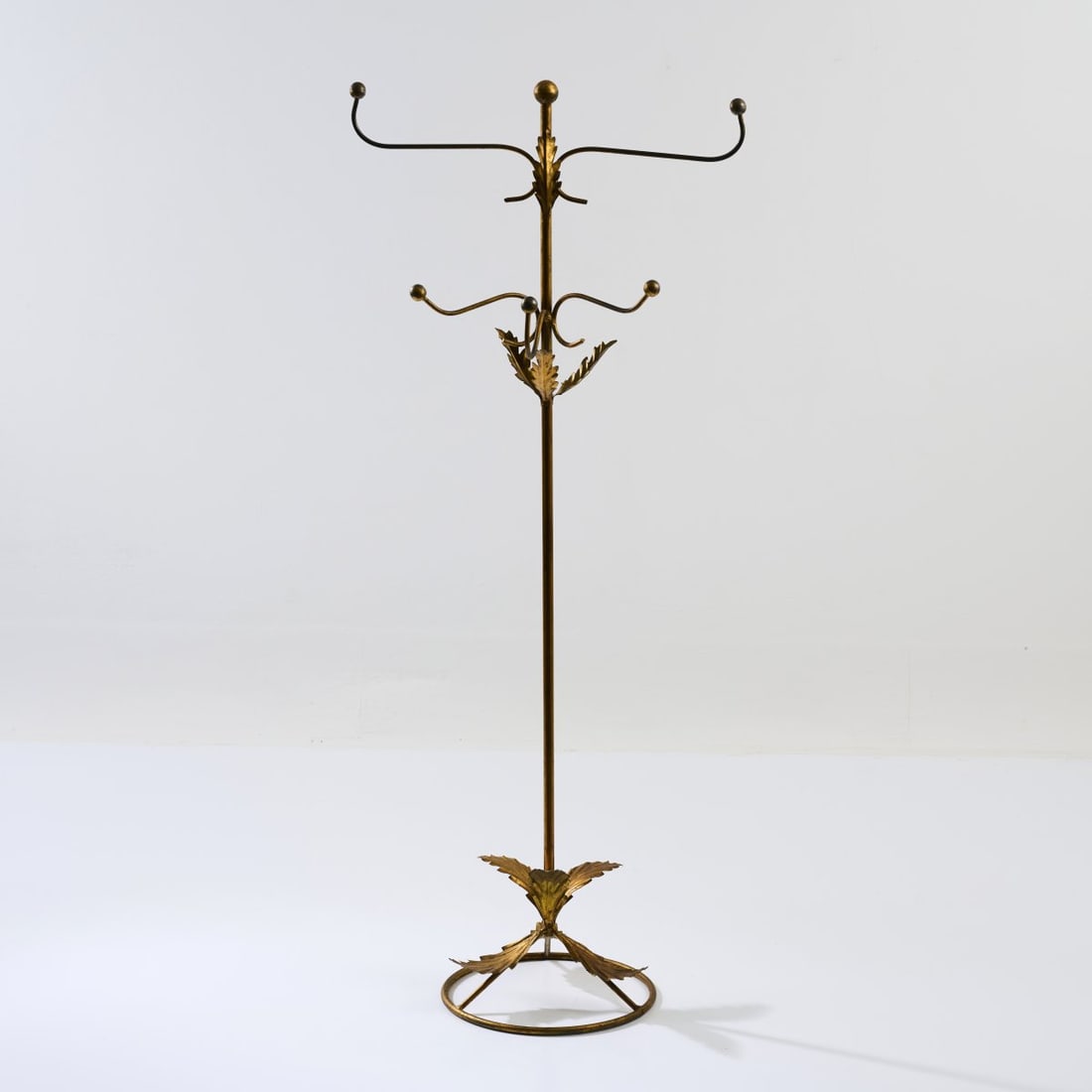 Hans Kögl, Valet stand, 1970s: <p>H. 122 cm. <br />K&ouml;gl-Leuchten, Amerang.<br />Metal tube, metal sheet, gold-colored lacquer.</p>
