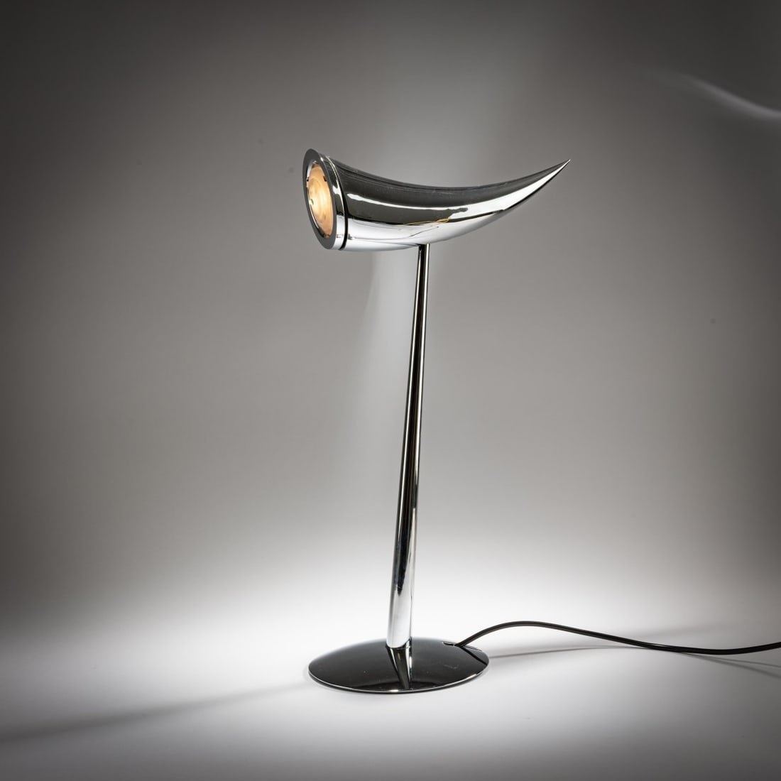 Philippe Starck , Table light 'Ara', 1988: <p>H. 50-55 cm. <br />Flos, Brescia. <br />Chrome-plated sheet metal, metal tube; colorless and green glass. <br />Marked: Manufacturer's sticker and manufacturer's