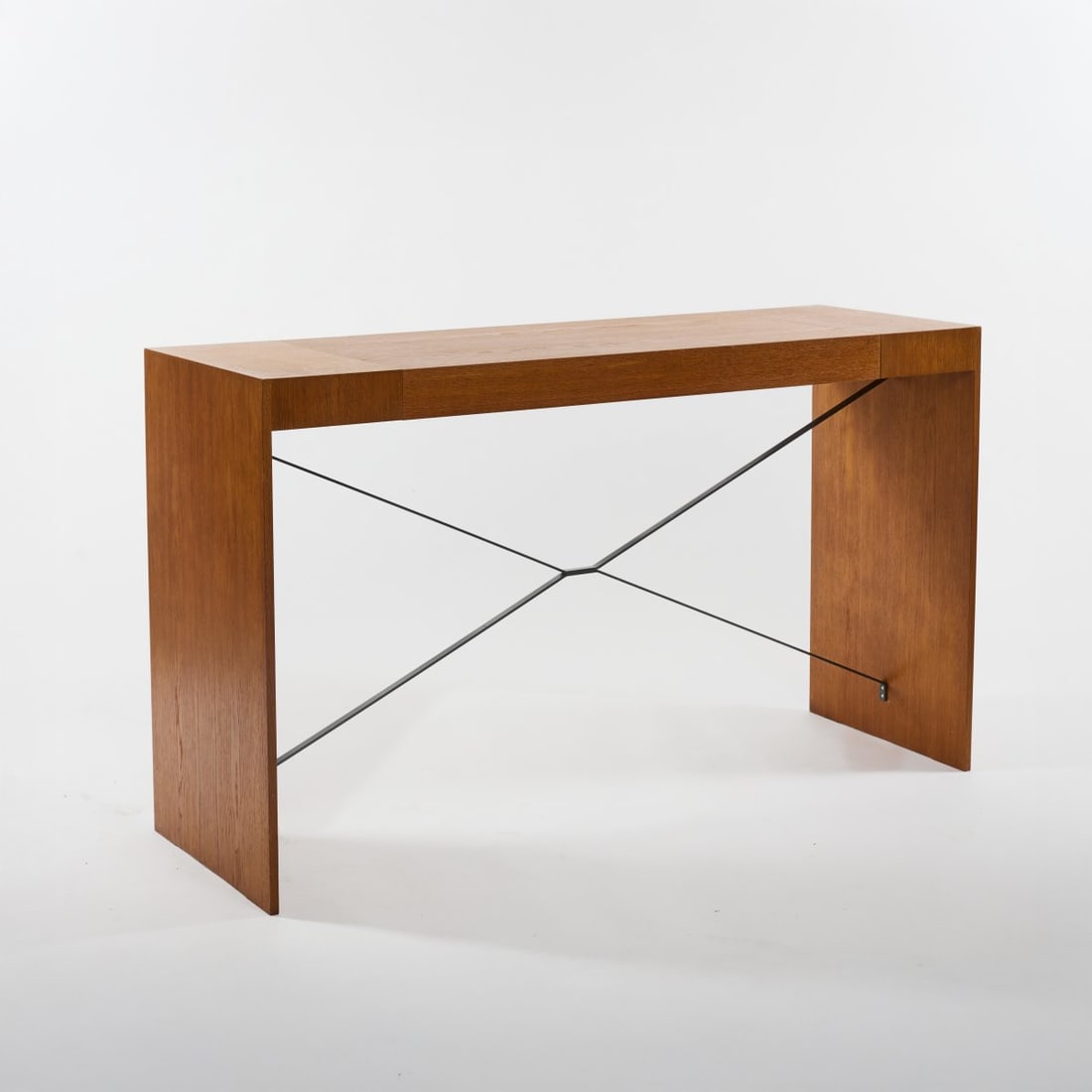Konstantin Grcic, Standing table, 1990-1992: <p>H. 104.5 x 179.5 x 59.7 cm. <br />Germany. <br />Wood, plywood, black lacquered metal.</p>