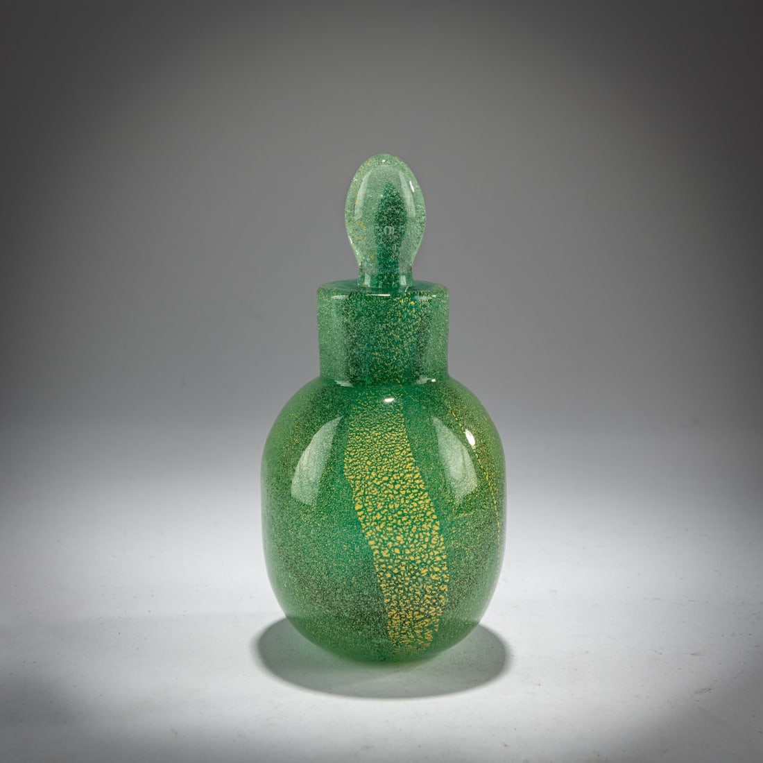 Carlo Scarpa, Flacon 'Sommerso a bollicine', 1934-36: <p>Model No. 655. H. 13.5 cm. Execution: Venini. Overlaid glass, colorless and green with air bubbles and finely shattered gold foil. Marked: venini murano (two-line acid stamp). </p><h