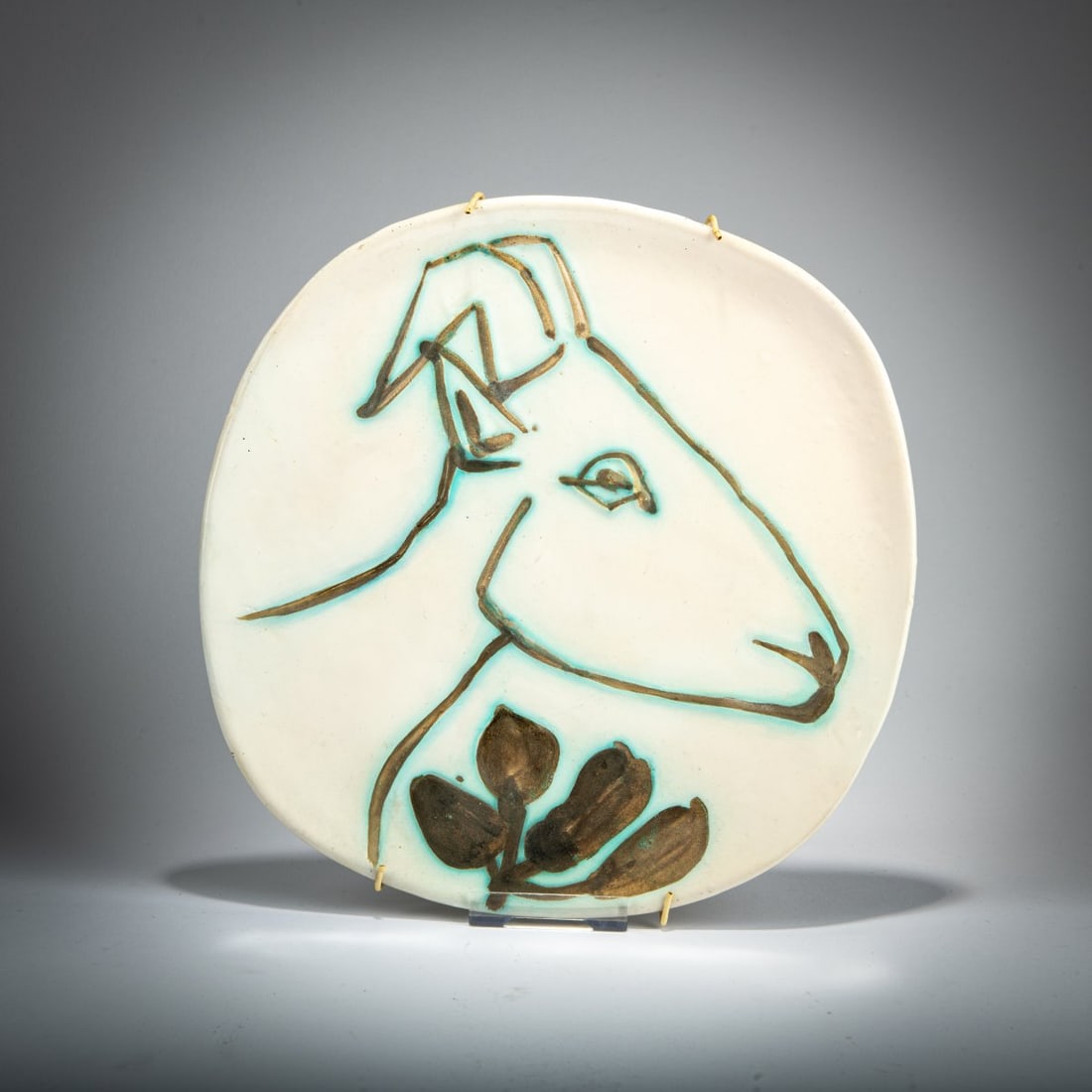 Pablo Picasso (1881 Malaga - 1973 Mougins), Wall plate 'Tête de chèvre de profil', 1950 (1 of 2)
