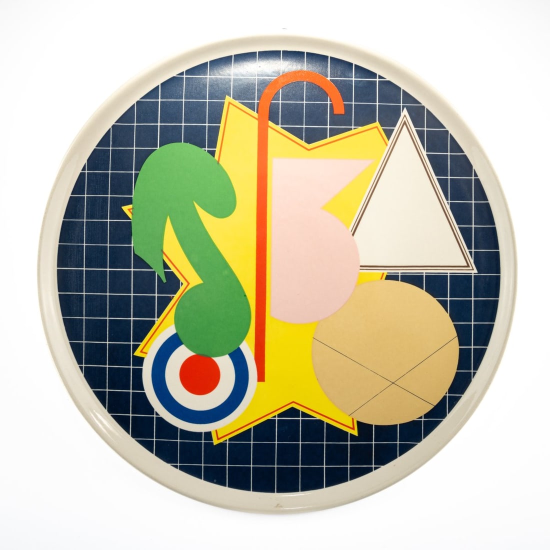 Lucio Del Pezzo (1933 Naples - 2020 Milan), Decorative plate 'Geometria', 1978: <p>Ceramic plate, polychrome print. &Oslash; 40.0 cm. On the underside, with maker's stamp and signed: DEL PEZZO, dated: 4-12-(19)78, and inscribed: P.A. (for Prova d'Artista) (black finelin