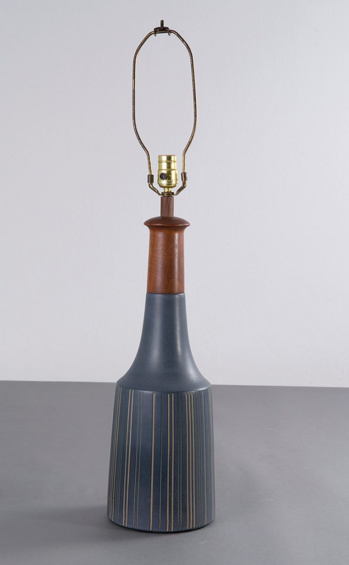 Jane & Gordon Martz. Table light, 1950s. H. 84 cm; D. 1: Jane & Gordon Martz. Table light, 1950s. H. 84 cm; D. 18.5 cm. Made by Marshall Studios, Veedersburg, Indiana. Earthenware, glazed matt blue, nutwood. Marked: Designer's signature and maker's label.
