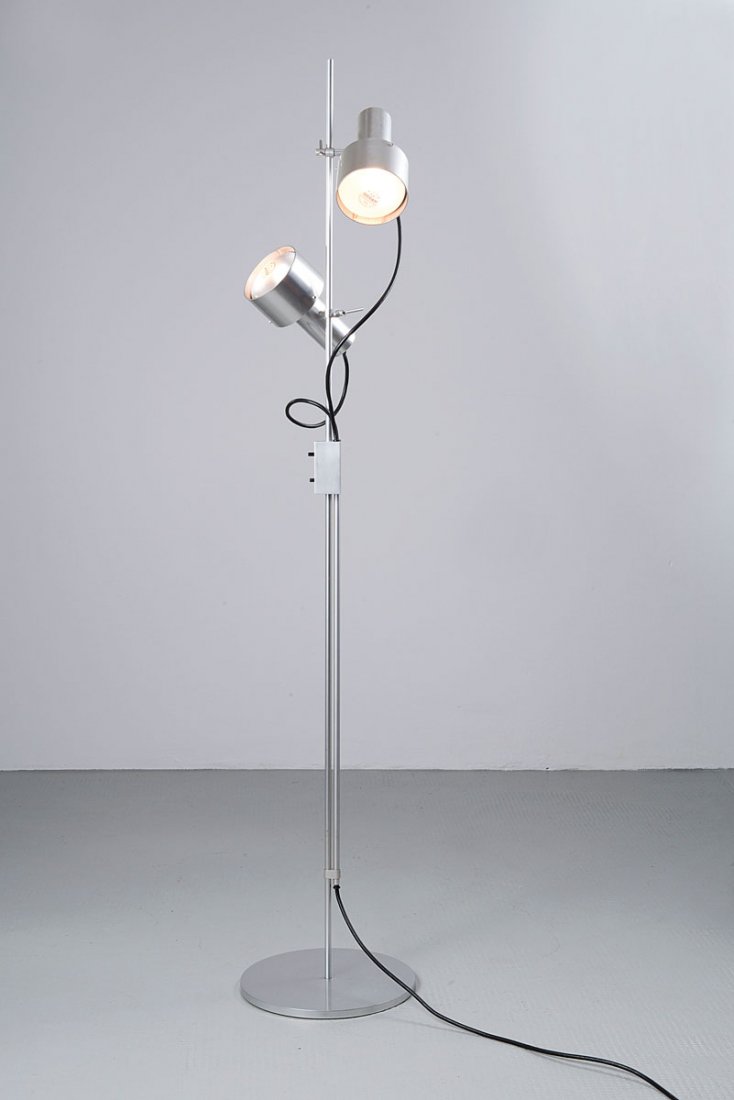 Peter Nelson. 'No. FA2' floor light, 1967. H. 137 cm; D: Peter Nelson. 'No. FA2' floor light, 1967. H. 137 cm; D. 10 cm. Made by Architectural Lighting, Berkshire. Polished aluminium, chrome-plated tubular steel. Marked: Maker's label.