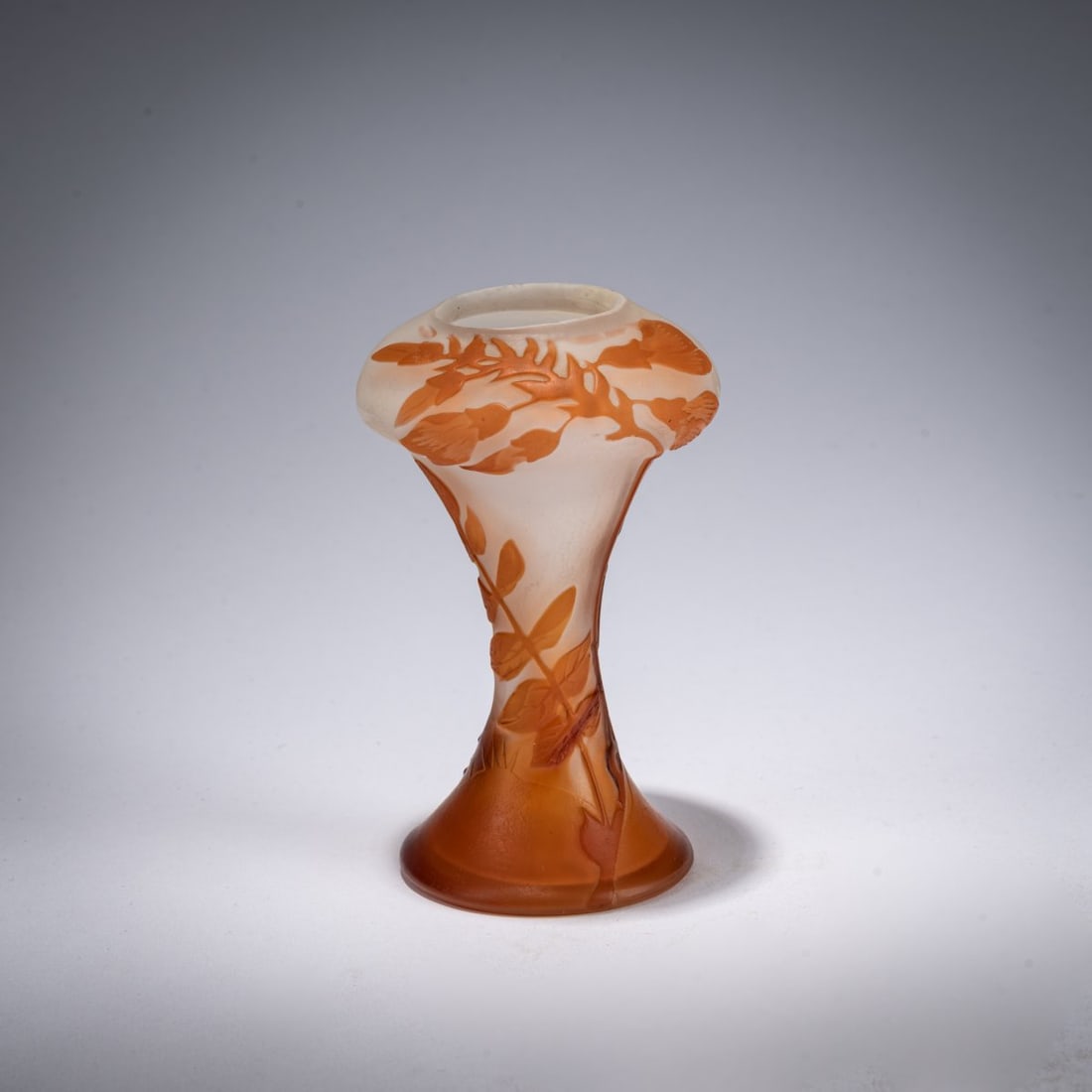 Etablissements Gallé, Nancy, Small goblet 'Pois de Senteur', 1905-08: <p>H. 9.5 cm. Overlaid glass, colorless, opalescent yellow and red. Etched decoration with sweet pea tendrils. Signed: Gall&eacute; with star (raised). </p>