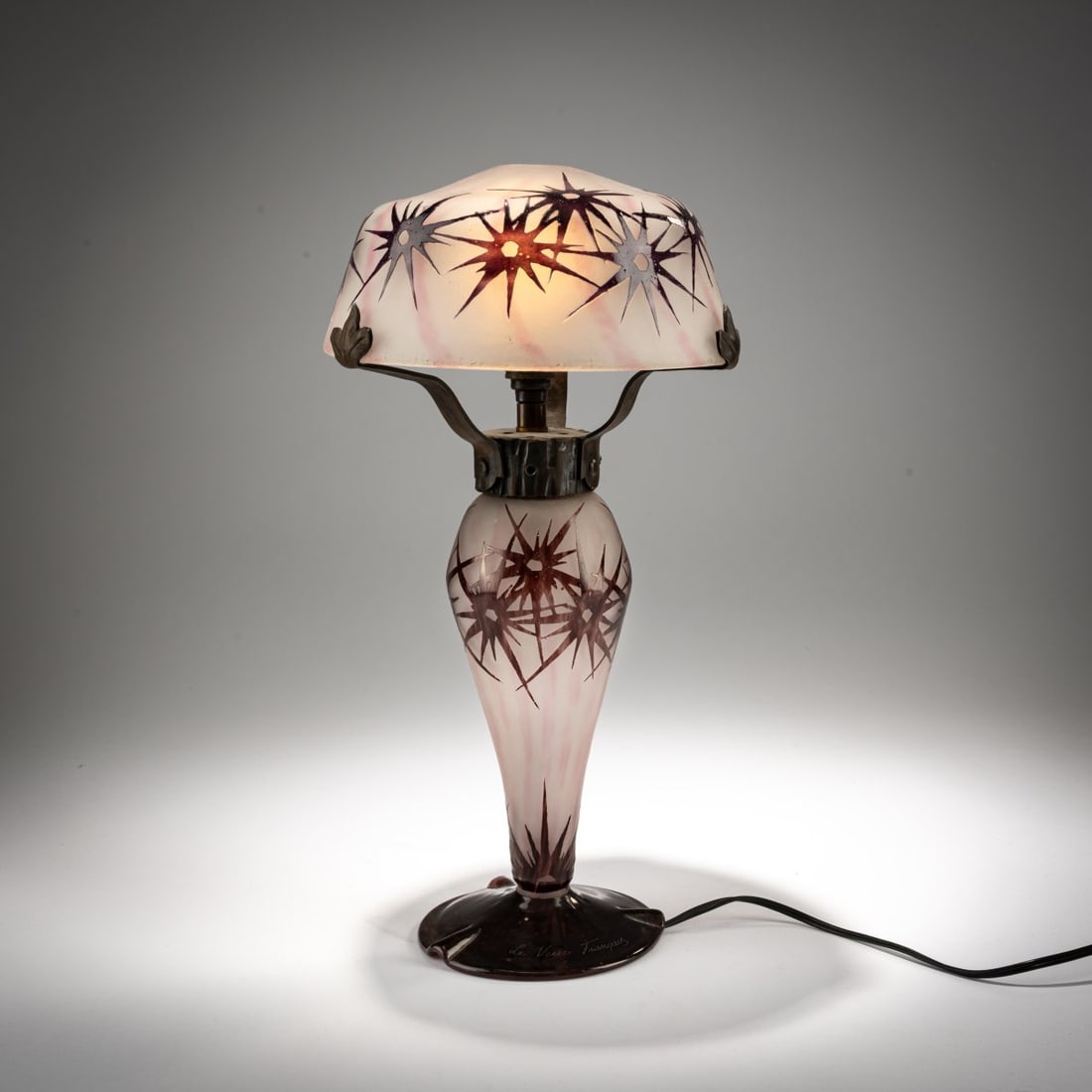 Schneider, Epinay-sur-Seine, Table light 'Etoile', 1918-21: <p>H. 34 cm, &Oslash; 17.8 cm. Overlaid glass, colorless, with pink powder inclusions and violet enamel fusions. Etched decoration with stars. Foot signed: Le Verre Fran&ccedil;ais