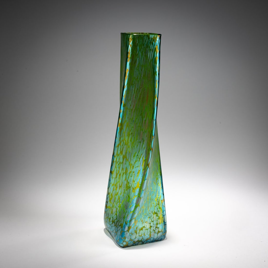 Loetz, Klastersky Mlyn, Vase 'creta Papillon', 1898-1900: <p>H. 31 cm. Green glass with rolled-in granules in silver-yellow, 'creta Papillon', pearlescent matte luster. </p>