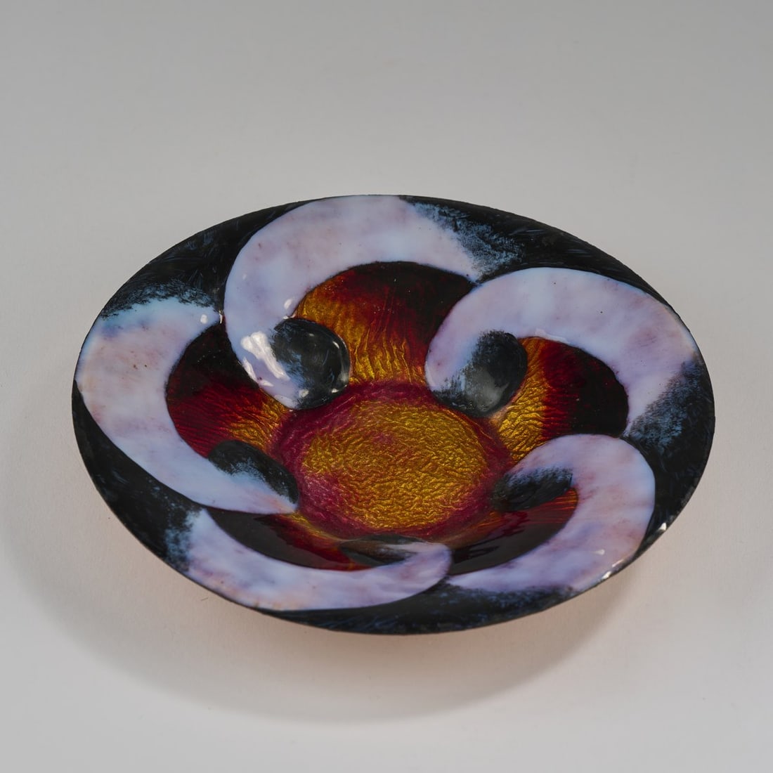 Marylou, Limoges, Decorative plate, c. 1940: <p>&Oslash; 21 cm. Sheet copper covered with precious metal foil, polychrome impasto enamel. Signed: Marylou Limoges (gold, handwritten).</p>