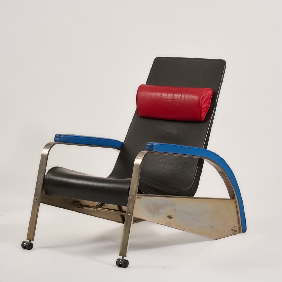 Jean Prouvé, Armchair 'Grand Repos' - D80', 1928-30 (design): <p>H. 92 x 62 x 106 cm. <br />Tecta, Lauenf&ouml;rde, since 1981. <br />Steel strip, leather, black, red and blue, rubber casters. <br />Marked: Jean Prouv&eacute; (sti