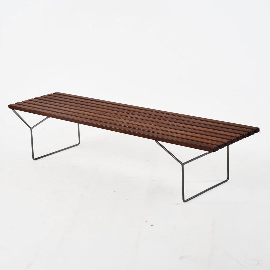 Harry Bertoia , Bench '400 R', 1951 (design): <p>H. 38 x 183 x 47.5 cm. <br />Knoll International, New York. <br />Metal rods, lacquered black, wooden slats. </p>