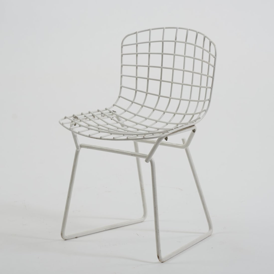 Harry Bertoia , Children's chair '426', 1952 (design): <p>H. 51 x 82.5 x 34.5 cm. <br />Knoll International, New York. <br />Metal wire, metal rods, lacquered white.</p>