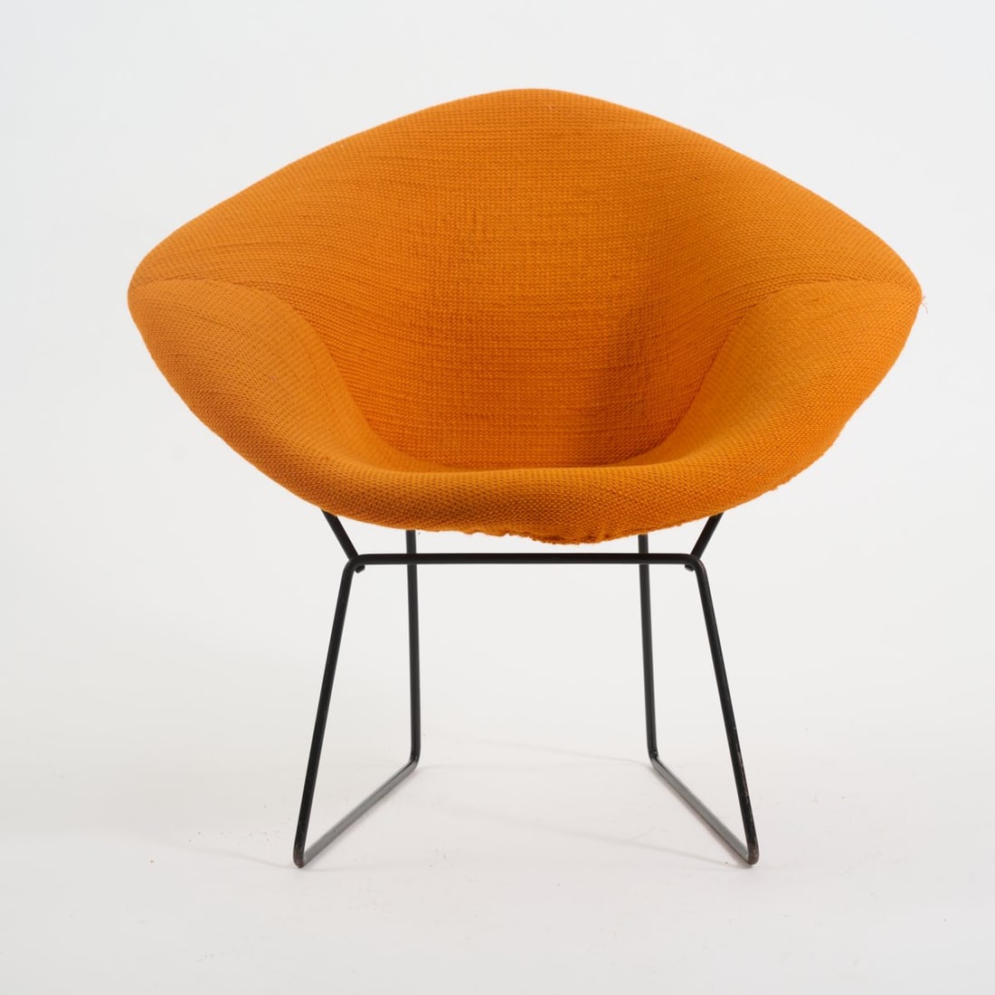 Harry Bertoia, Armchair 'Diamond - 422', 1952 (design): <p>H. 78 x 87 x 74.5 cm. <br />Knoll International, New York. <br />Metal rods, metal wire, lacquered black, rubber buffers, orange textile cover.</p>