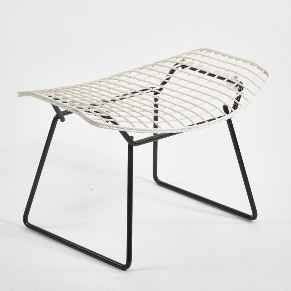 Harry Bertoia, Footstool, 1952 (design): <p>H. 38.5 x 59 x 42.5 cm. <br />Knoll International, New York. <br />Metal rods, metal wire, lacquered black and white, rubber buffers.</p>