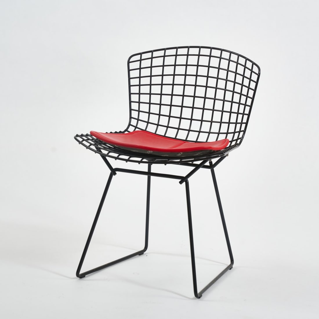 Harry Bertoia, Chair '420', 1952 (design): <p>H. 74 x 53.5 x 57 cm. <br />Knoll International, New York. <br />Metal wire, metal tube, lacquered black, red imitation leather cover. <br />Marked: Manufacturer's logo