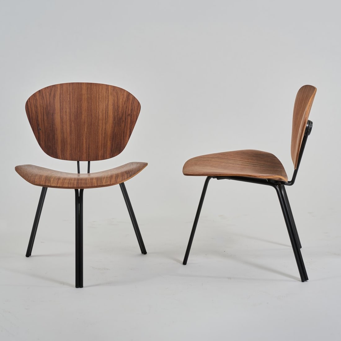 Osvaldo Borsani, Six chairs 'P 31', 1963 (design): <p>H. 66 x 58 x 50 cm. <br />Tecno, Milan. <br />Metal tube, lacquered black, plywood with walnut veneer, stained dark. <br />Marked: Manufacturer's label