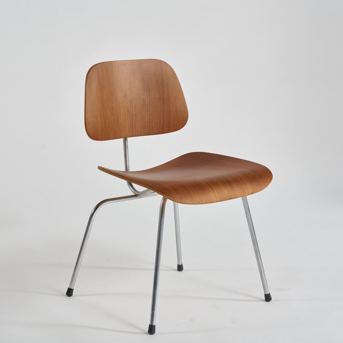 Charles Eames; Ray Eames, Chair 'DCM' on 'full base', 1946 (design): <p>H. 75 x 49 x 55 cm. <br />Herman Miller, Zeeland. <br />Chrome-plated metal rods, plywood with walnut veneer. <br />Marked: Manufacturer's