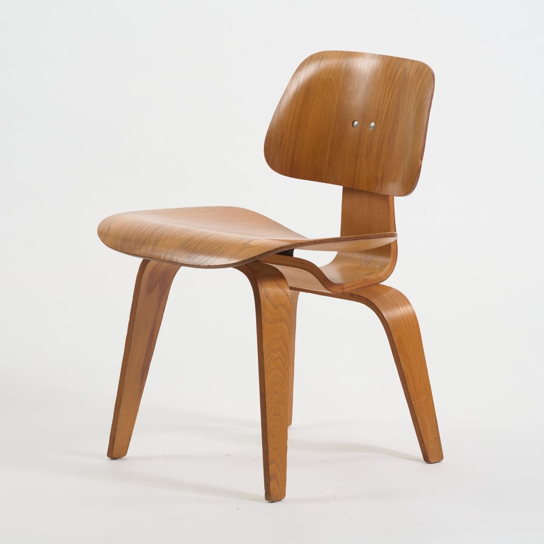 Charles Eames; Ray Eames, Chair 'DCW', 1946 (design): <p>H. 73 x 49 x 55 cm. <br />Herman Miller, Zeeland. <br />Plywood with ash veneer, rubber buffers. </p><hr><p>Literature:</p><p>Neuhart/Eames, Eames
