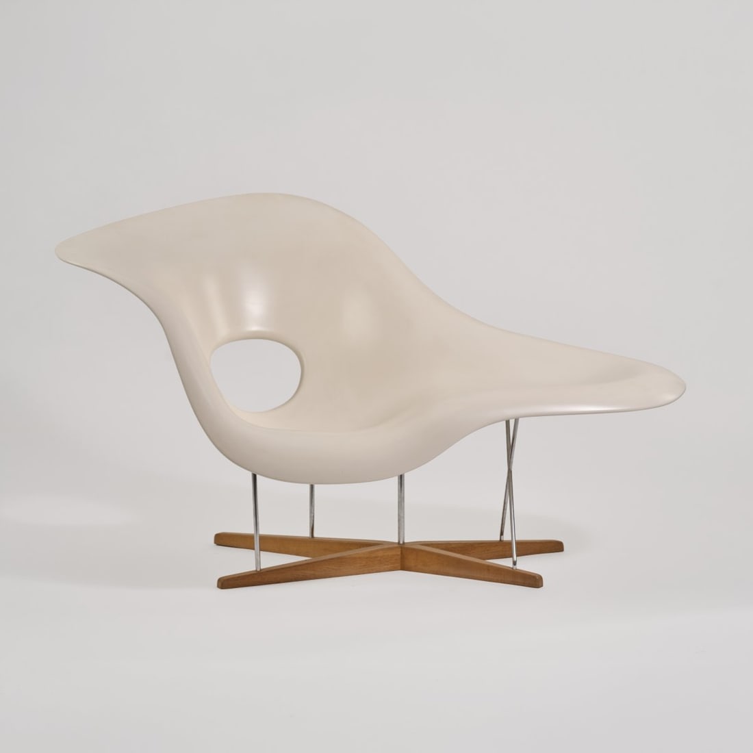 Charles Eames; Ray Eames, Armchair 'La Chaise', 1948 (design): <p>H. 88 x 150x 84 cm.<br />Vitra, Birsfelden, after 1991. <br />Plastic, reinforced with Fiberglas, white, chrome-plated metal rods, oak wood. <br />Marked: manufacturer's