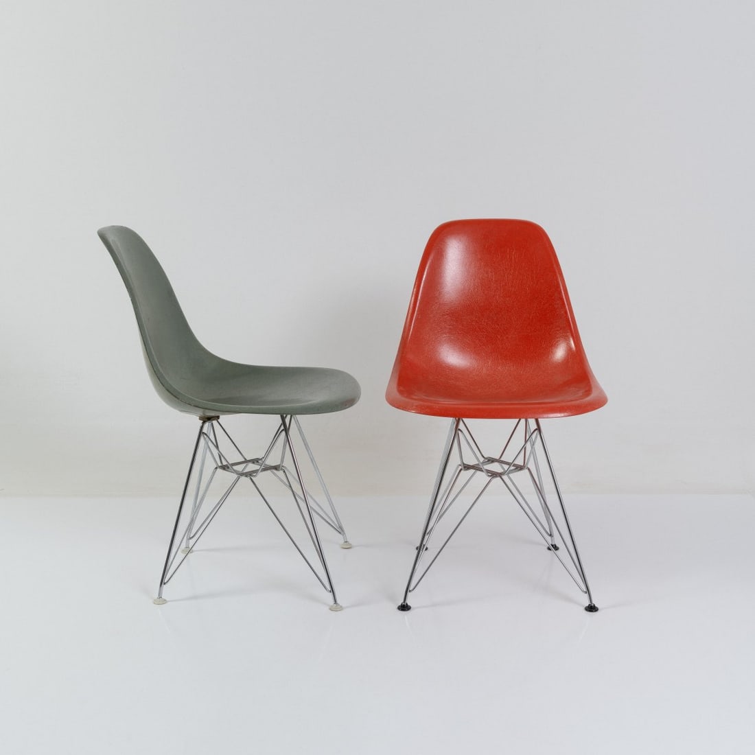 Charles Eames; Ray Eames, Two 'DSR' chairs on 'Eiffel Tower base', 1950-53 (design): <p>H. 78.5 x 47 x 55 cm. <br />Herman Miller, Zeeland. <br />Fiberglass-reinforced plastic, orange and blue-gray, chrome-plated metal tube. Marked: Manufacturer's mark (1x),