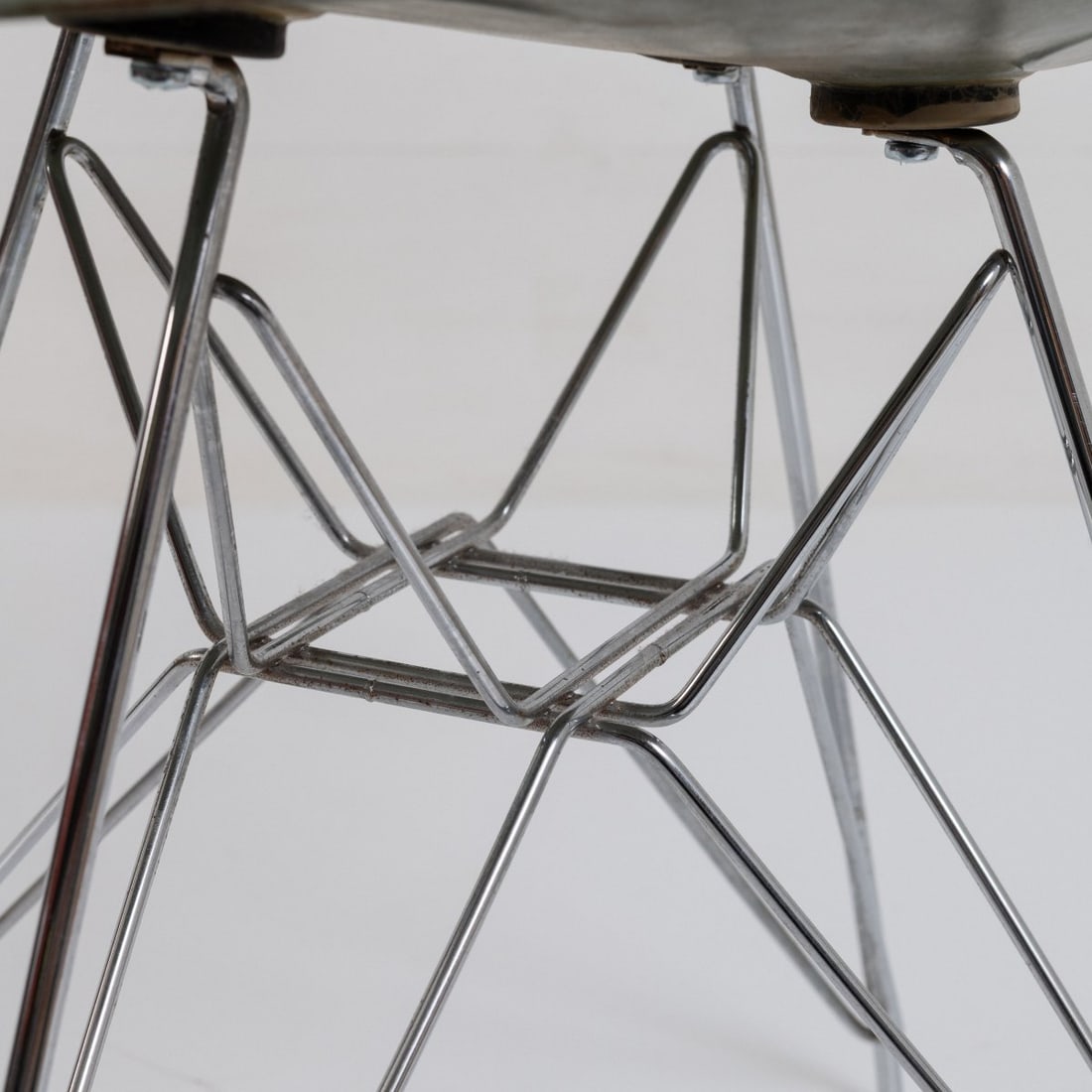 Charles Eames; Ray Eames, Two 'DSR' chairs on 'Eiffel Tower base', 1950-53 (design) - 4