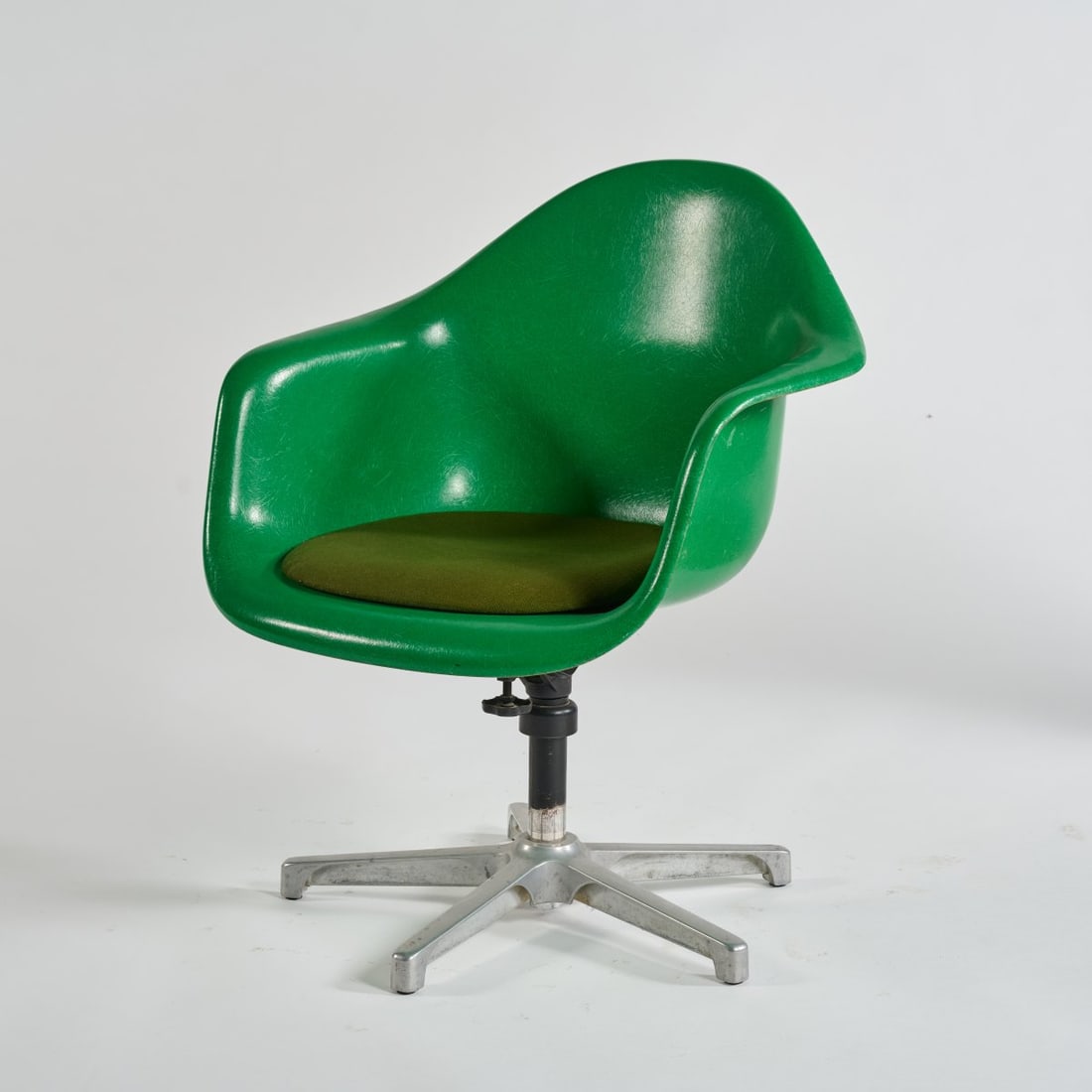 Charles Eames; Ray Eames, Height-adjustable armchair 'PAS', 1950-53 (design) (1 of 5)