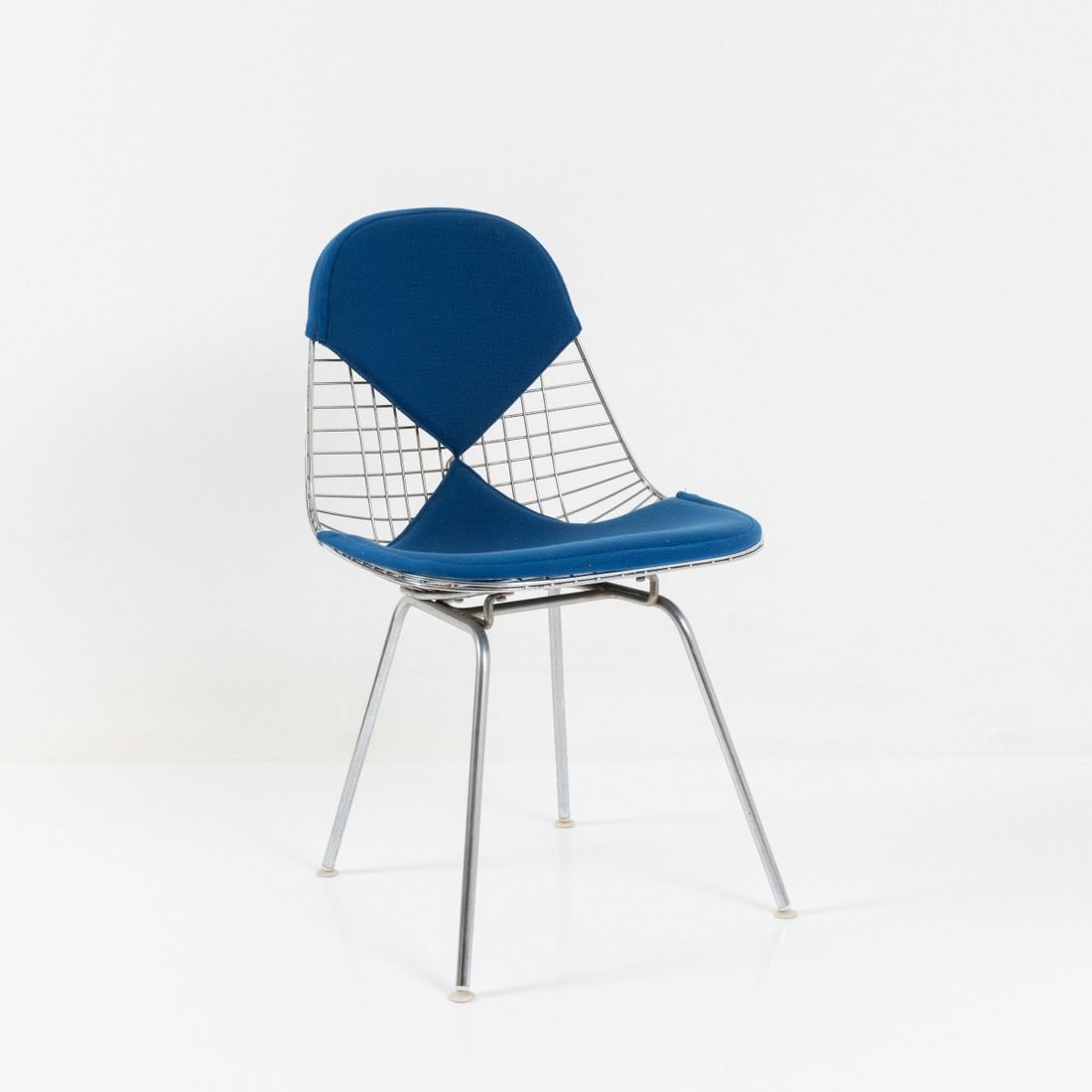 Charles Eames; Ray Eames, Chair 'DKX' with Bikini upholstery, 1951 (design): <p>H. 82 x 48 x 51 cm. <br />Herman Miller, Zeeland or Vitra, Birsfelden. <br />Chrome-plated metal tube, metal rods, blue textile