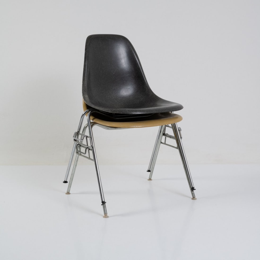 Charles Eames; Ray Eames, Two chairs 'DSS', 1955 (design) (1 of 8)