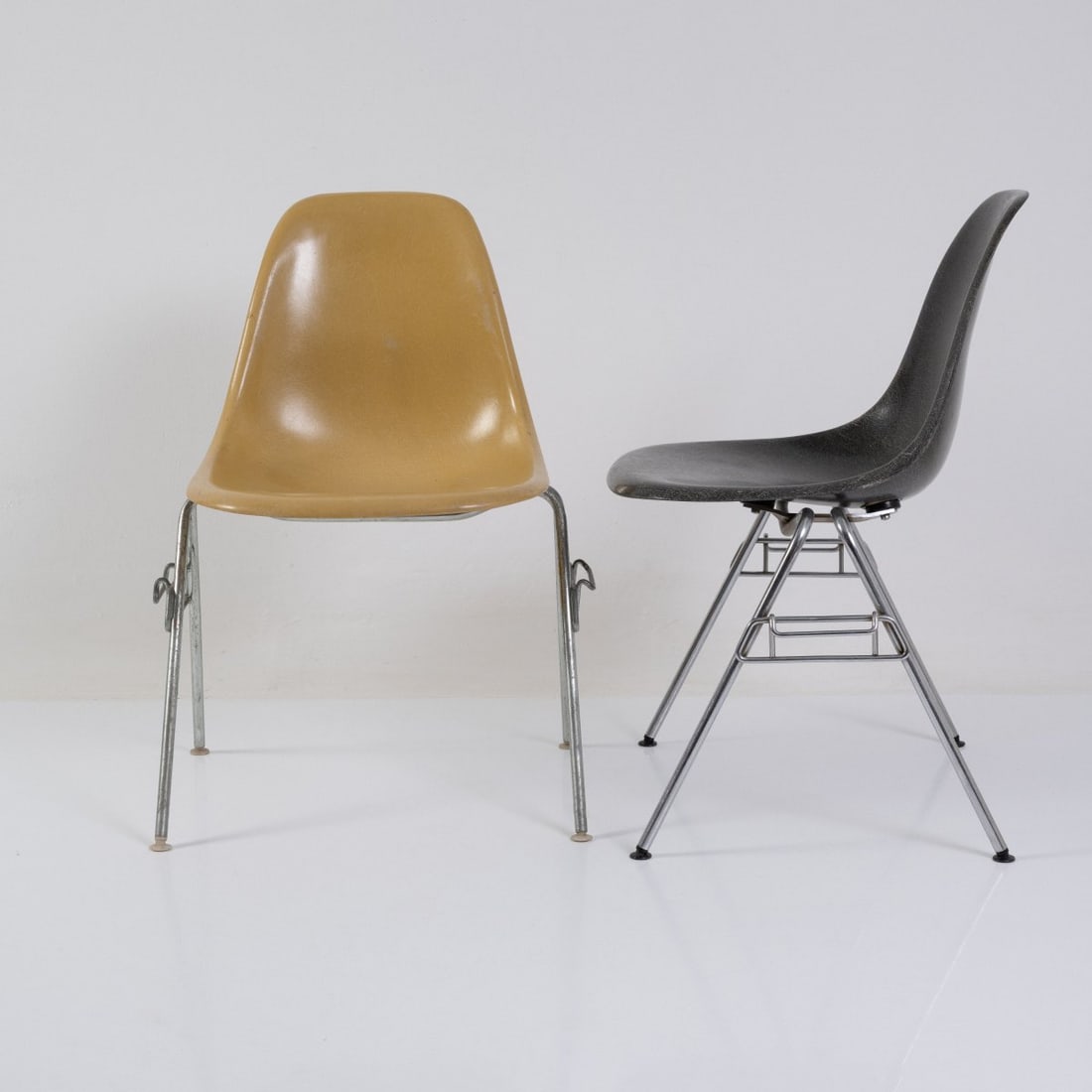 Charles Eames; Ray Eames, Two chairs 'DSS', 1955 (design) - 2