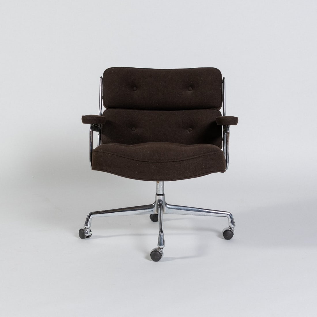Charles Eames; Ray Eames, Armchair 'ES 104' - 'Time Life Lobby Chair', 1960 (design): <p>H. 83 x 73 x 70 cm. <br />Herman Miller, Zeeland. <br />Cast aluminum, chrome-plated, hopsack, dark