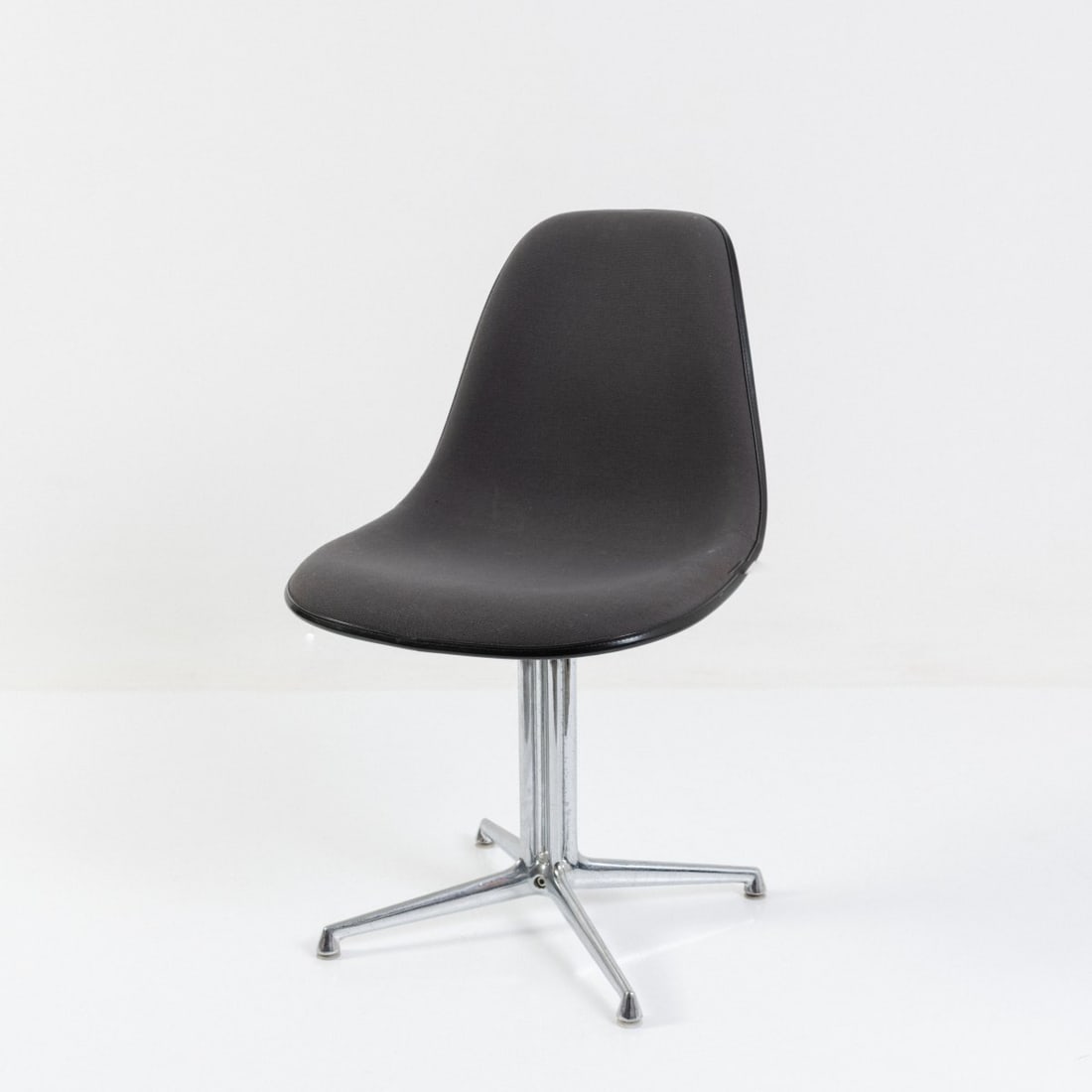 Charles Eames; Ray Eames, Chair 'DSL' on 'LaFonda base', 1961 (design): <p>H. 81 x 47.5 x 50 cm. <br />Vitra, Birsfelden. <br />Fiberglass-reinforced plastic, white; plastic, black; hopsack, gray.<br />Marked: Manufacturer's