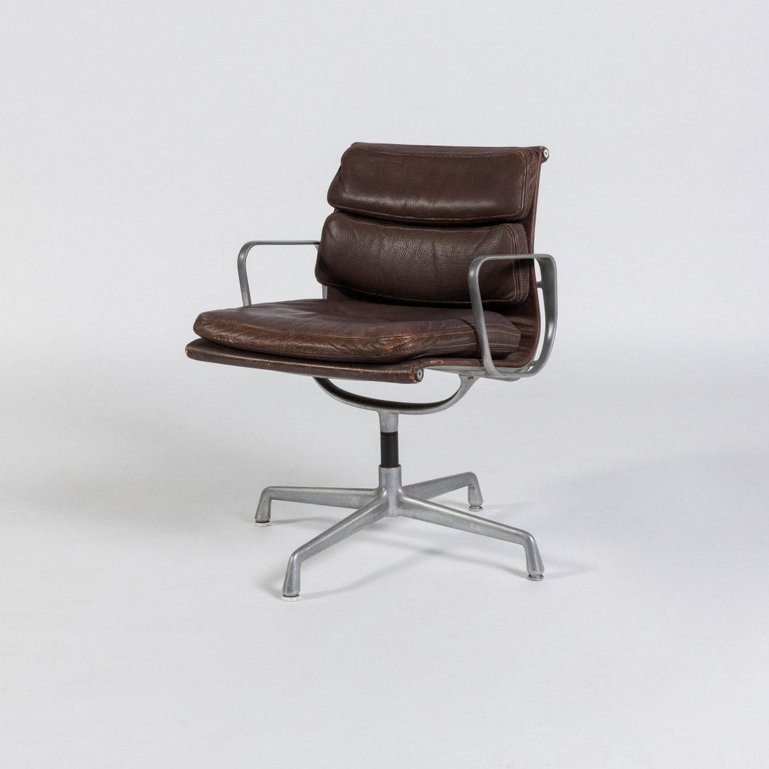 Charles Eames; Ray Eames, Armchair 'Soft Pad', 1969 (design): <p>H. 80 x 57 x 57 cm. <br />Herman Miller, Zeeland. <br />Cast aluminum, matte finish, brown leather. <br />Marked: Manufacturer's sticker and embossing.